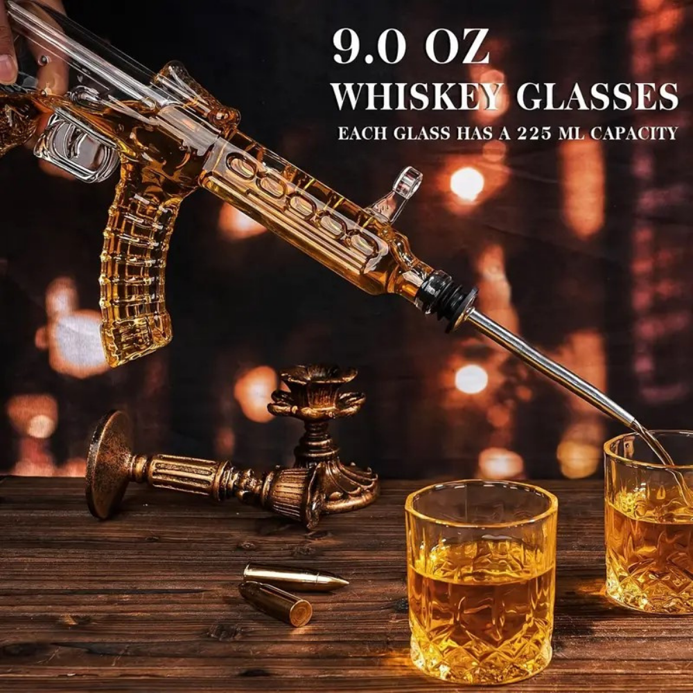 Premium Silah Şeklinde Cam Şişe ve Kadeh Seti | Koleksiyonluk Hediye – 2 Bardaklı Lüks Viski Şişesi (750 ml)
