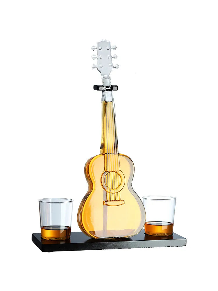 Gitar Tasarımlı Koleksiyonluk Cam Şişe Seti – Ahşap Standlı & 2’li Bardaklı (1000 ml)