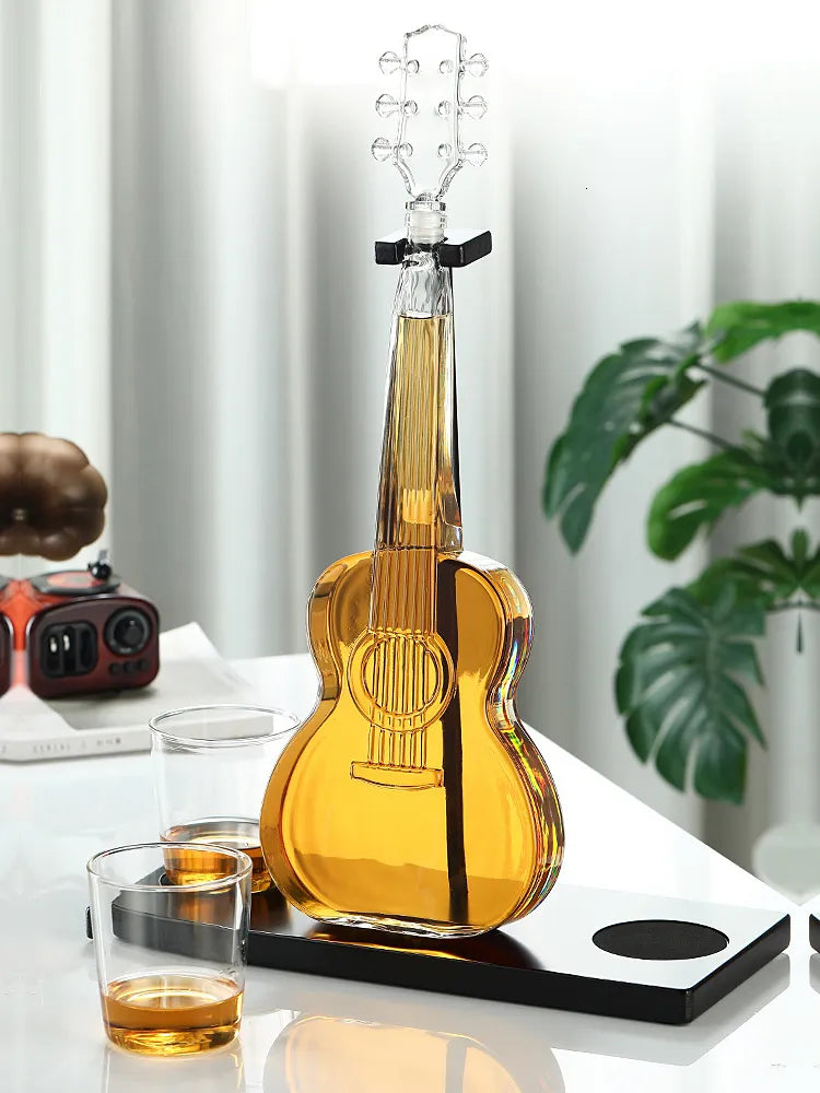 Gitar Tasarımlı Koleksiyonluk Cam Şişe Seti – Ahşap Standlı & 2’li Bardaklı (1000 ml)