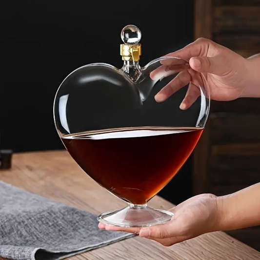 Kalp Şeklinde Cam Şişe | Koleksiyonluk Hediye – Lüks Aşk Temalı Viski ve Şarap Şişesi (1000 ml | 29.5 cm)