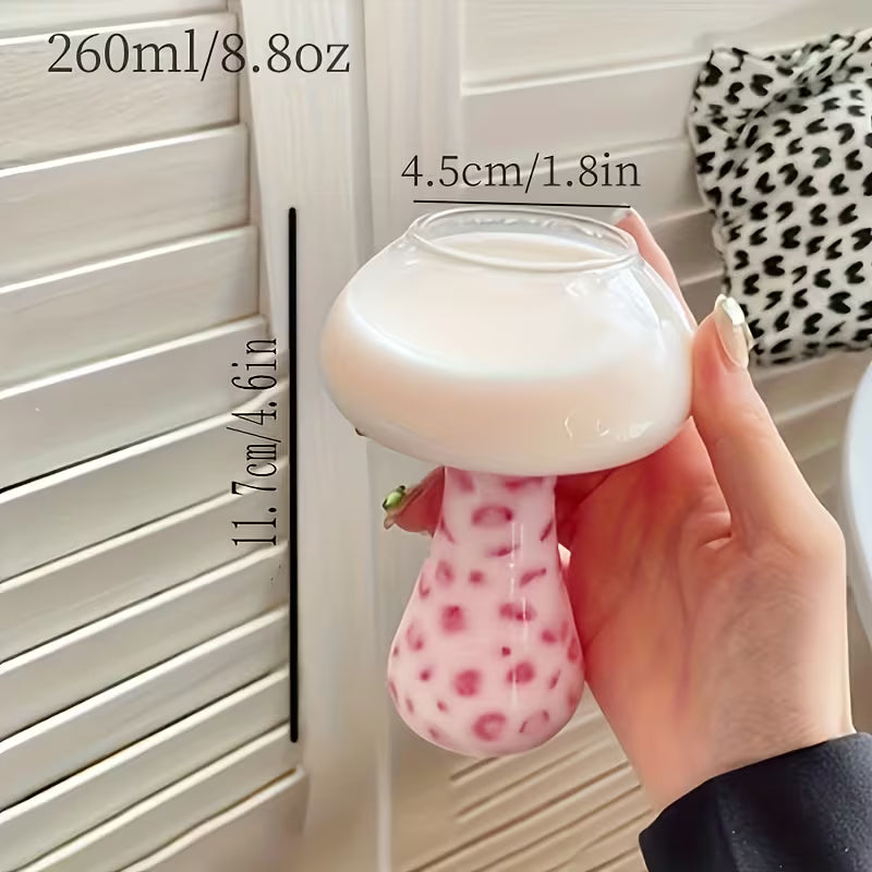 كوب زجاجي بتصميم على شكل فطر