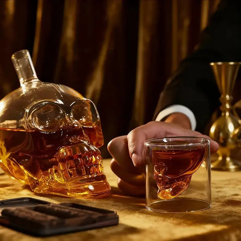 7 Parça Kafatası Şişe Seti (700 ml) – 6 Cam Bardaklı Dekoratif Hediye Seti | Ev ve Bar Dekoru - VALTEAEv DekoruEv Dekoru