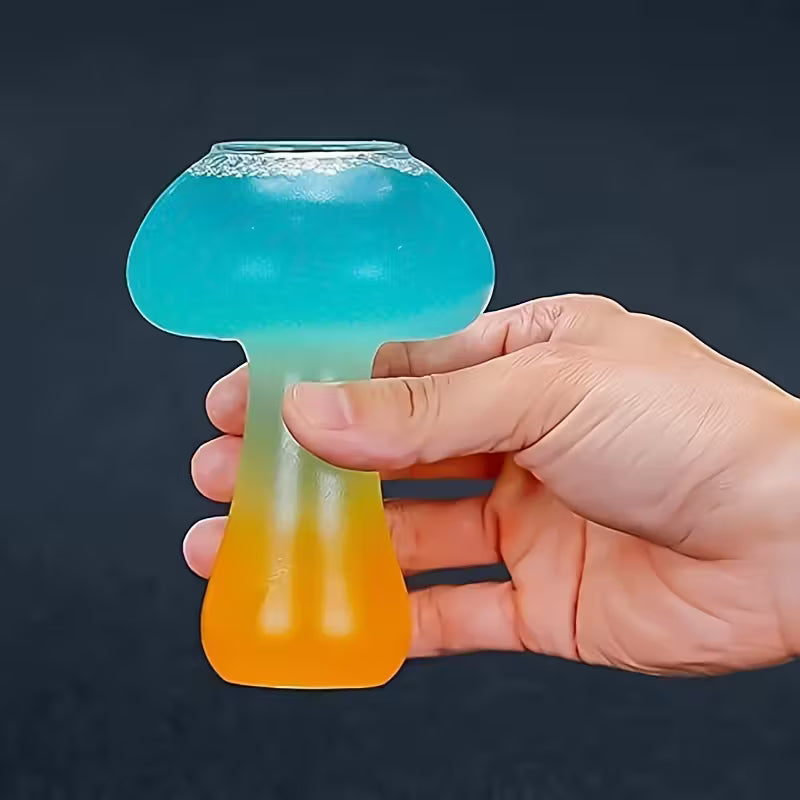 كوب زجاجي بتصميم على شكل فطر